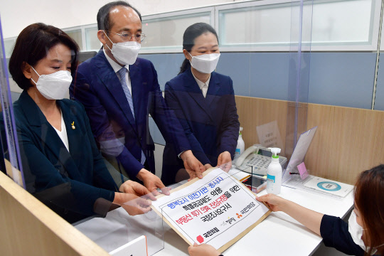 (왼쪽부터) 정의당 이은주 원내대변인, 국민의힘 추경호 원내수석부대표, 국민의당 권은희 원내대표가 25일 서울 여의도 국회 의안과에 '행복도시(세종시) 이전기관 종사자 특별공급제도 악용 부동산 투기 의혹 진상규명을 위한 국정조사요구서'를 제출하고 있다.연합뉴스